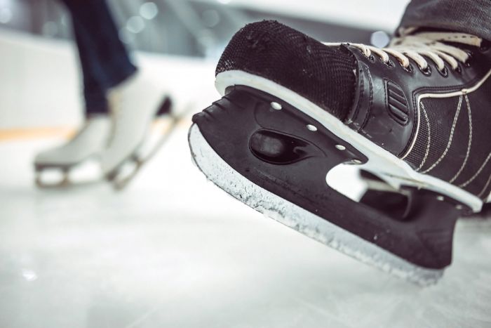 Wintersport - Schlittschuhlaufen und Eishockey