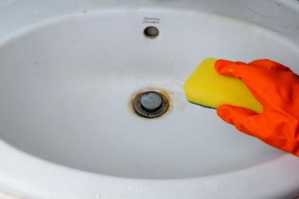 Waschbeckenüberlauf reinigen