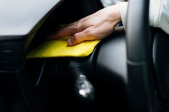 Kunststoff im Auto richtig reinigen
